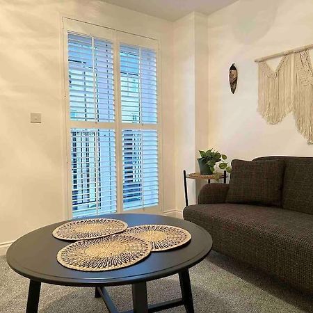 Serene Home Ideally Connected To Central London Бромли Экстерьер фото