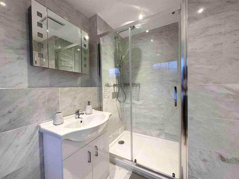 Serene Home Ideally Connected To Central London Бромли Экстерьер фото